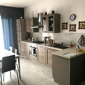 - 5 Mins From Airport Apartament